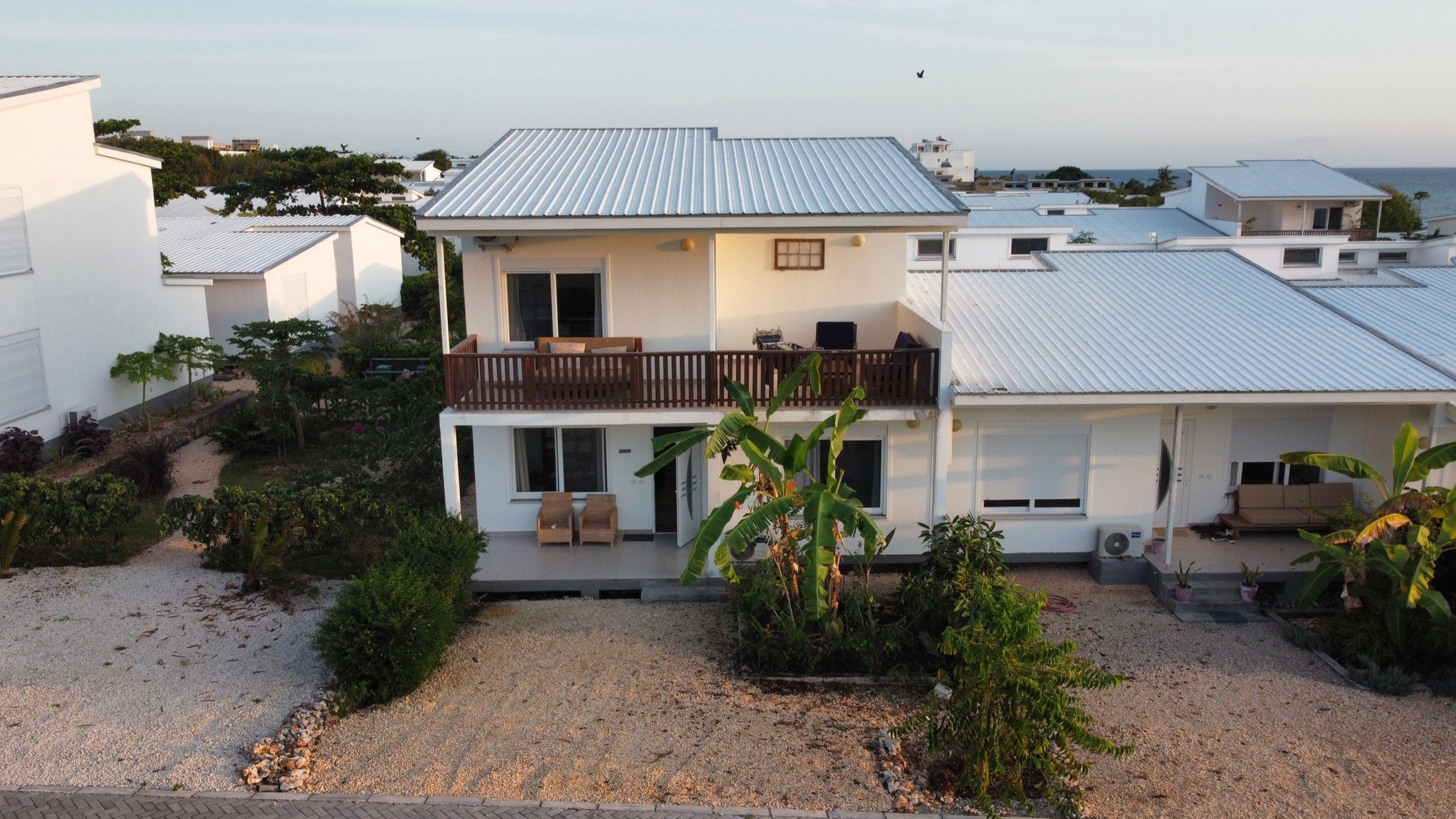 Oceanview House mit Veranda und tropischem Garten aus der Luft