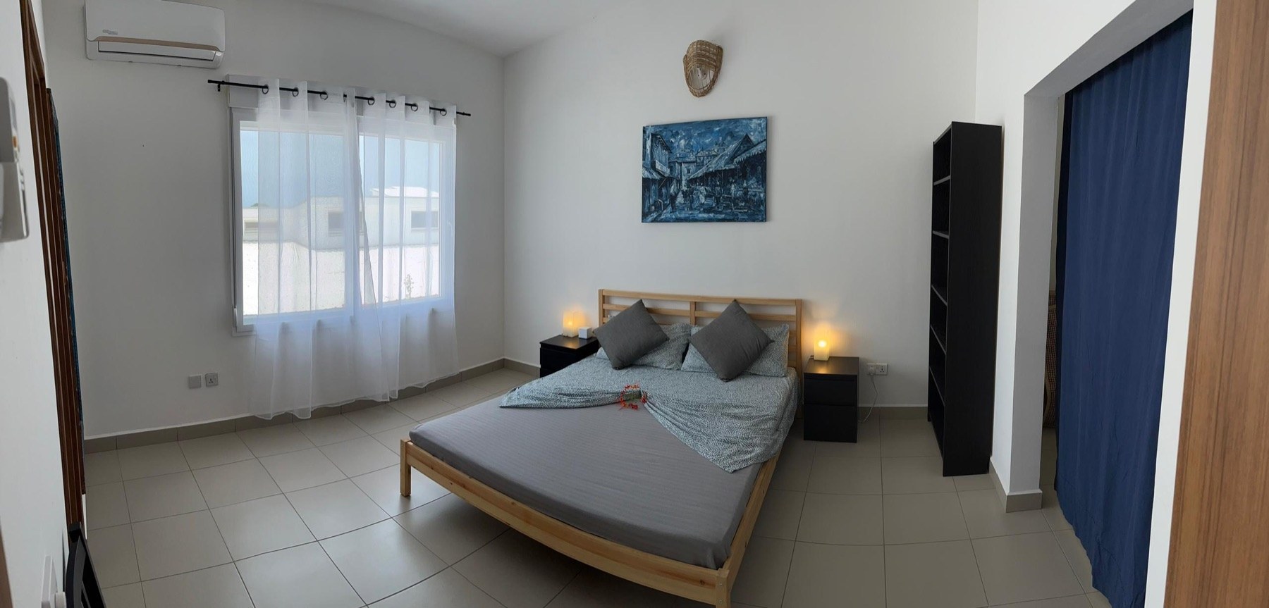 Schlafzimmer im Obergeschoss mit Doppelbett
