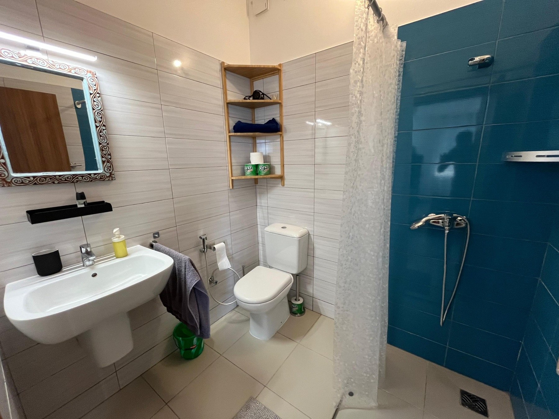 Modernes Badezimmer mit türkisfarbener Dusche